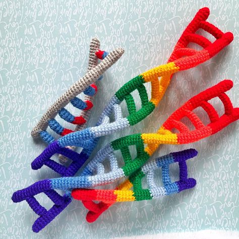 Crocheted DNA 🧬 Crochet Dna Free Pattern, Crochet Dna Pattern, Crochet Neuron Free Pattern, Science Amigurumi Free Pattern, Biology Crochet Pattern, Dna Crochet, Crochet Chromosome, Science Crochet, Chemistry Set