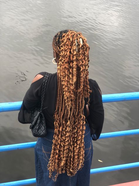 Shells On Braids, Braid Combo Colors, Braids Blonde And Brown, Hair Color Ideas Braids, Honey Blonde Hair Braids, Gold Box Braids, Honey Blonde Goddess Braids, Honey Brown Braids, Brown Hair Braids