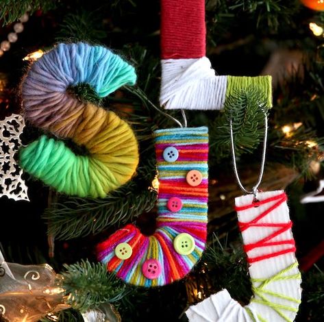 Wrapped Yarn Ornaments, Yarn Letter Ornament, Wool Christmas Crafts, Diy Initial Ornaments, Ahg Woven, Yarn Wrapped Ornaments, Wool Christmas Ornaments, Diy Letter Ideas, Christmas Yarn Crafts