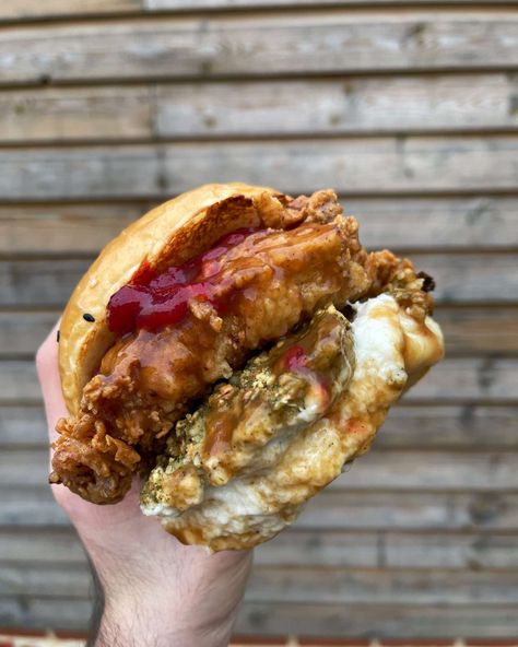 fried turkey sandwich Copycat Arbys, Stuffing Bread, Turkey Sauce, Christmas Sandwiches, Turkey Christmas, Sage And Onion Stuffing, Burger Buns Recipe, Turkey Sandwiches Recipes, Deep Fried Turkey