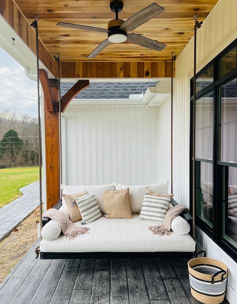 Built On Porch Ideas, Porch Furniture Ideas Outdoor, Bed Swings Porch, Hanging Porch Swings Outdoor, Home Decor Ideas Western, Wooden Swings Outdoor, Bedroom Patio Ideas, Outdoor Swing Ideas, Swing Bed Porch