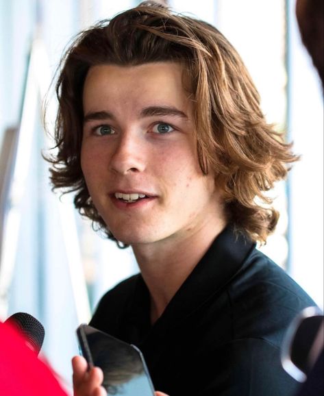 Hockey Hair Flow, Boys Hockey Hair, Hockey Flow Haircut, Hockey Haircut, Middle School Boy Haircut, Gay Haircut, Middle Part Haircut, Hockey Hair, Shag Hair