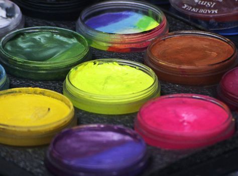 The following homemade face paint recipe serves as a base for six all-natural colors that are so clean, you can even eat them! Homemade Face Paint, Face Paint Recipe, Diy Face Paint, Do It Yourself Nails, Homemade Face Paints, Homemade Paint, Homemade Art, Face Painting Designs, Homemade Face Masks