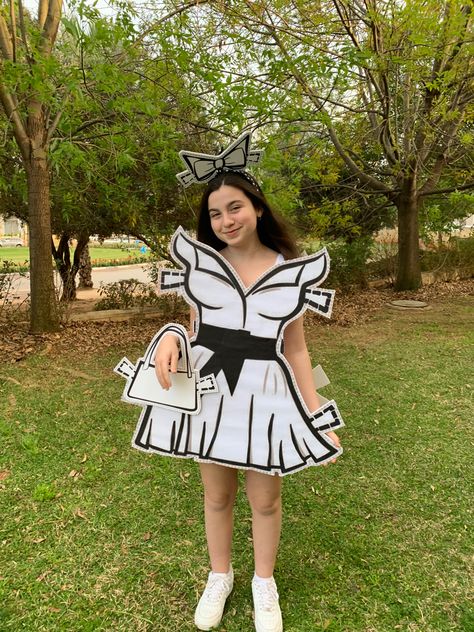 halloween paper doll costume diy purim Paper Dolls Costume, Paper Doll Costume Diy, Paper Doll Halloween Costume, Artist Halloween Costume, Doll Costume Diy, Mundane Halloween, Halloween Classroom Decorations, Cheap Halloween Diy, Paper Doll Costume