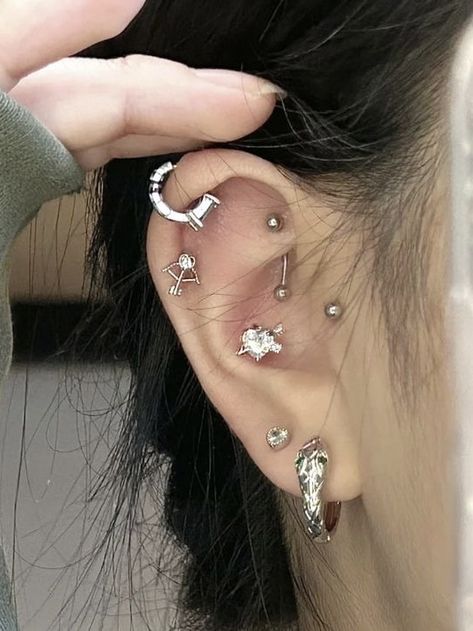 Ear Full Of Piercings, Piercing Stack, Ušný Piercing, Full Ear Piercings, Ear Stacks, Piercing Chart, Cool Ear Piercings, Pretty Ear Piercings, Cool Piercings