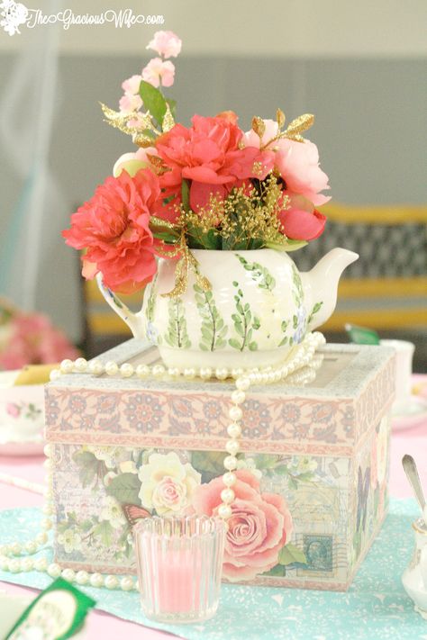 Tea Party Centerpiece Tea Party Centerpieces, Garden Party Bridal Shower, Shower Vintage, Garden Party Theme, Bridal Tea Party, Vintage Bridal Shower, Tea Party Theme, Tea Party Wedding, Outfits 90s