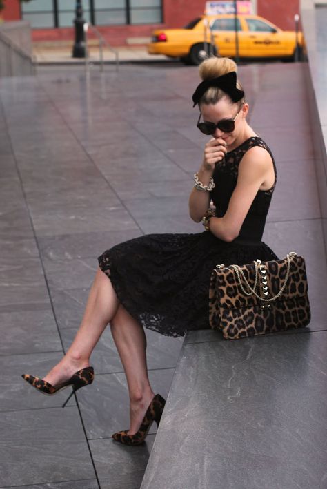 black dress, leopard print handbag Bow Fashion, Dress Leopard, Look Formal, Karen Walker, Carrie Bradshaw, Giuseppe Zanotti, Karl Lagerfeld, Look Fashion, Passion For Fashion