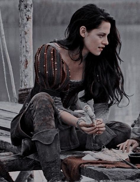 Evil Queen Disney, Snow White Huntsman, Snowwhite And The Huntsman, Aesthetic Snow, Kristen Stewart Movies, Cartoon Movie Characters, The Huntsman, Dark Princess, Kristin Stewart