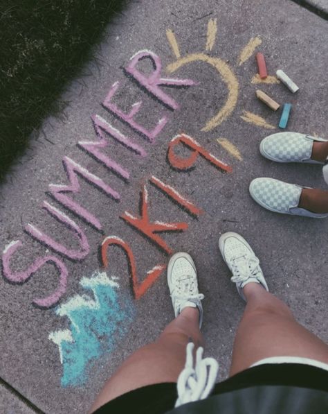 pinterest ✰ @/ eydeirrac Fun Chalk Art, Ella Bella, Wallpaper Macbook, Vsco Pictures, Chalk Design, Sidewalk Chalk Art, Sidewalk Art, Wallpaper Tumblr, Chalk Drawings