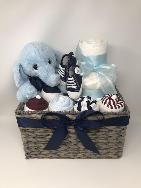 Regalos Baby Shower Originales, Creative Gift Baskets, Girl Gift Baskets, Baby Shower Gift Box, Idee Babyshower, Baby Basket, Baby Shower Baskets, Baby Shower Crafts, Baby Shower Gift Basket