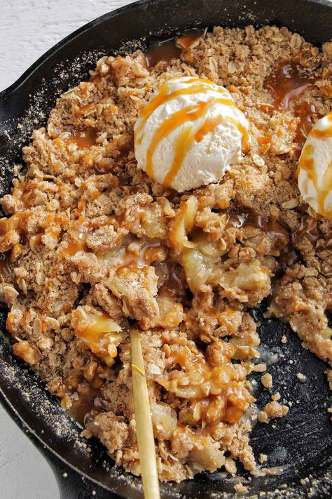 Apple Crisp Over Campfire, Apple Crisp In A Cast Iron Skillet, Apple Crisp Recipe Cast Iron Skillet, Skillet Apple Crisp Pioneer Woman, Skillet Apple Crumble, Skillet Cobbler Recipes, Apple Crisp Skillet, Campfire Apple Crumble, Cast Iron Skillet Apple Cobbler