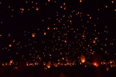 Lantern Fest, Lantern Wallpaper, Flying Lantern, Wallpapers Ipad, Dream Pictures, Sky Lanterns, Festivals Around The World, Lit Wallpaper, Wallpaper Dekstop