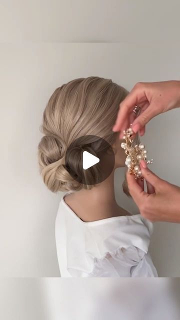 1,841 likes, 8 comments - andreeva_natka em April 18, 2024: "Easy hairstyle by @andreeva_natka ❤️ accessories @sweetvjewelry #weddinghairstyles #weddinghairideas #hairstyles #hairstyletutorial...". Chignon Alto Tutorial, Low Bun Wedding Hair Tutorial, Wedding Updo Tutorial, Tutorial Chignon, Wig Updo, Hair Bun Accessories, Low Bun Tutorials, Bun Accessories, Modern Updo