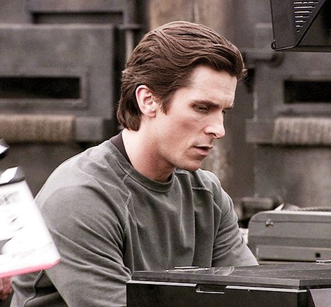 Behind The Scenes: Christian Bale in The Dark Knight (x) Christian Bale Batman Haircut, Bruce Wayne Hairstyle, Christian Bale Hair, Christian Bale Hairstyle, Christian Bale Long Hair, Batman Christian Bale, Batman Batmobile, Classic Haircut, Mens Hairstyles Thick Hair