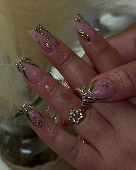 Litzy Acevedo Cedillo | Gold Chrome Has A Choke Hold On Me ✨😩 - @elegancenailsupply - Passion - Ultra Gloss Topcoat ✧˚ · .Code: LITZY ✧˚ · . - @nailedbycleo -… | Instagram Gold Chrome Nails, Chrome Nails Designs, Gold Nail Designs, Square Nail Designs, Gold Nail, Colored Acrylic Nails, Girly Acrylic Nails, Cute Acrylic Nail Designs, Classy Acrylic Nails