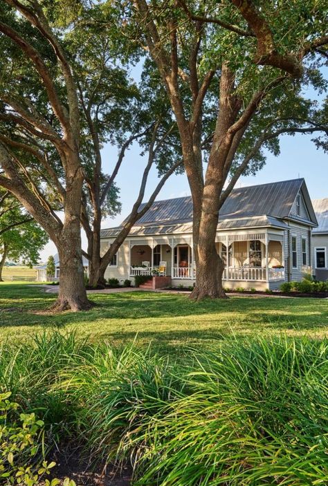 Jamie and Russell Braden never expected to find the happiness they now share in the small Texas town. There, they found a home for their family in Brenham. Brenham Texas, Diy Farmhouse Ideas, Texas Farmhouse, Restored Farmhouse, Dream Country, Texas Towns, Dream Farm, Dream Life House, Farm Houses