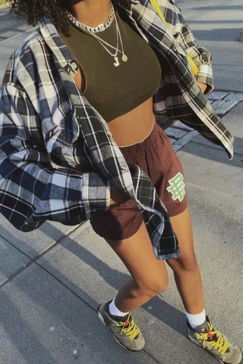 Affordable Flannel Streetwear Tops, 90s Inspired Streetwear Summer Shirt, Streetwear Fashion Women Flannel, Vintage Flannel Tops For Streetwear, Streetwear Flannel Outfit, Black Street Fashion, Soft Grunge Outfits, Attractive Clothing, Streetwear Fits