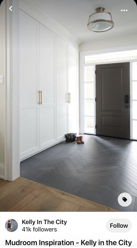 Mudroom Inspiration, Vstupná Hala, Entryway Tile, Interior Design Per La Casa, Mudroom Design, Foyer Design, Wooden Floors, Wood Flooring, House Entrance