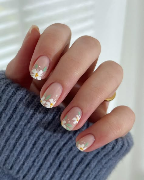 Squoval Nails, Floral Nail Designs, Daisy Nails, Modern Nails, Floral Nail Art, Cute Gel Nails, Round Nails, Short Nail Designs, Bridal Nails