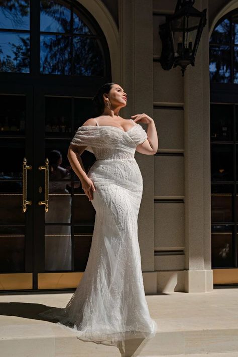 Elegant Luxury: Extraordinary Plus-Size Wedding Set with 'Godet' Silhouette Lace Dress and Royal Satin Train! – Marelli Exclusive Mum Wedding, Custom Design Dress, Boho Veils, Plus Wedding Dresses, Plus Size Wedding Dress, City Bride, Curvy Bride, Wedding Dresses Plus Size, Guest Dress