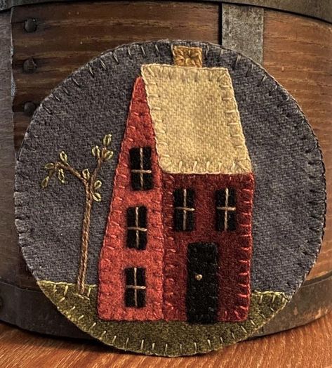 Free Wool Applique Patterns, Felt Quilting, Primitive Wool Applique, Damariscotta Maine, Wool Ornaments, Wool Ideas, Penny Rug Patterns, Amish Quilt, Candle Mats