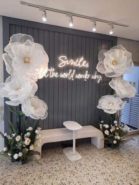 Big Flower Wedding Decor, Giant Flower Wedding Backdrop, Paper Butterfly Decoration, Big Flower Decorations, Giant Flowers Backdrop, Creative Backdrop Ideas, Butterfly Arch, Giant Flower Backdrop, Marriage Hall Decoration