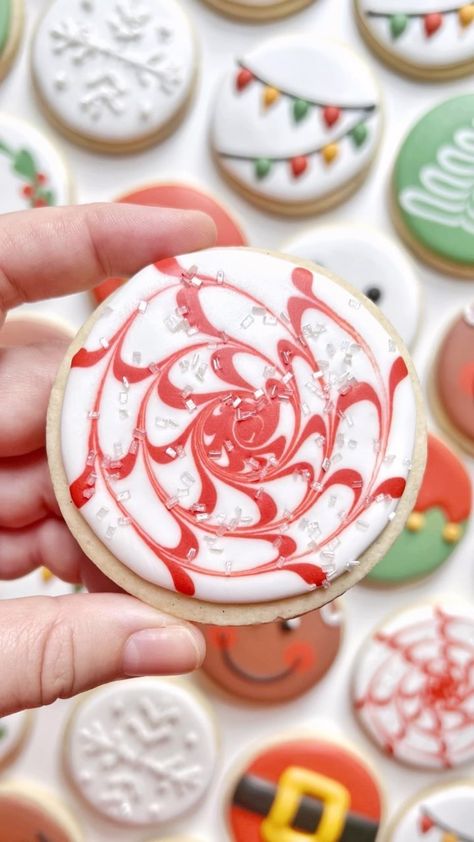 Circle Christmas Sugar Cookie Designs, Circle Royal Icing Cookies Christmas, Christmas Cutout Cookie Decorating Ideas, Circle Christmas Sugar Cookies, Round Christmas Sugar Cookies Decorated, Round Decorated Christmas Cookies, Circle Christmas Cookies Decorated, Round Christmas Cookies, Round Sugar Cookie Decorating Ideas