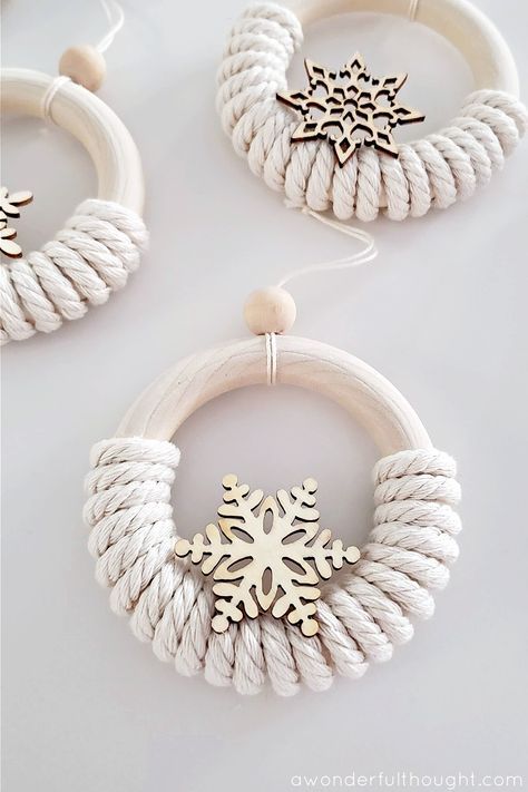 Macrame Christmas ornaments - A Wonderful Thought Dyi Ornament Tree, Macromay Ornaments, Macrame Holiday Ornaments, Boho Diy Christmas Ornaments, Wood Ring Christmas Ornaments, Diy Christmas Macrame Ornaments, Macrame Wooden Ring Diy, Wood Ring Ornaments, Diy Macrame Ornaments Christmas