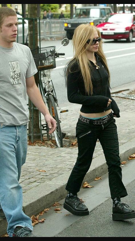 Love her style 2004 Look 80s, 00s Mode, Avril Lavigne Style, Smink Inspiration, 2000s Fashion Outfits, Emo Outfits, Punk Outfits, Looks Black, Emo Fashion