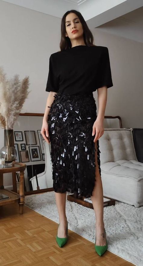 Sequin Skirt Outfit, Look Disco, Office Party Outfits, Sequin Midi Skirt, Eve Outfit, New Years Eve Outfits, Cooler Look, Looks Street Style, Evening Outfits