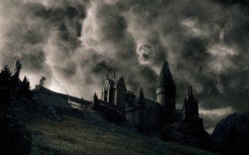 Dark Harry, Harry Potter Hogwarts Castle, Harry Potter Background, Hogwarts Castle, Slytherin Aesthetic, Lord Voldemort, Harry Potter Pictures, Harry Potter Films, Lily Evans