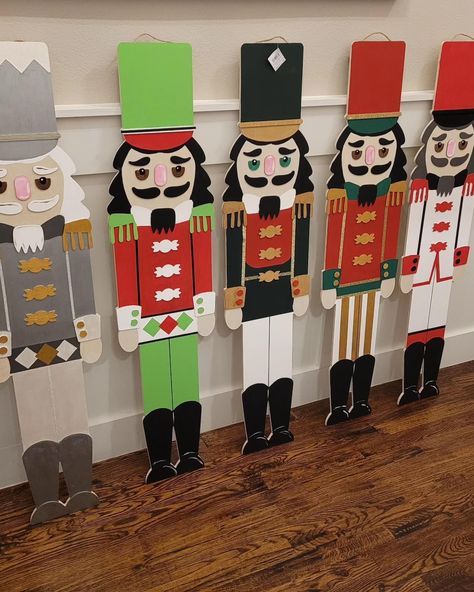 Nutcracker Christmas Decorations, Gingerbread Christmas Decor, Wood Art Projects, Office Christmas, Christmas Gift Basket, Christmas Gift Baskets, Christmas Display, Nutcracker Christmas, Diy Christmas Tree