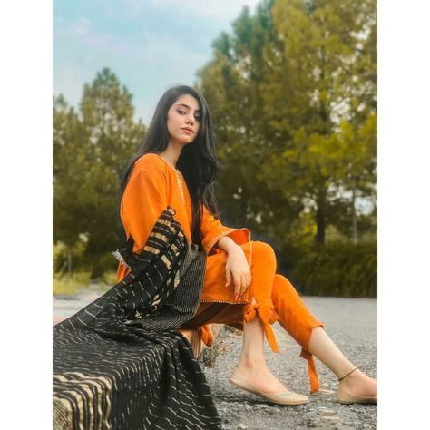 Maimoona Shah, Kainat Faisal Dress, Simple Suit, Rainy Mood, Photography Things, Girls Clothes Patterns, Dresses Sewing, Hiding Face, Pakistani Fashion Casual