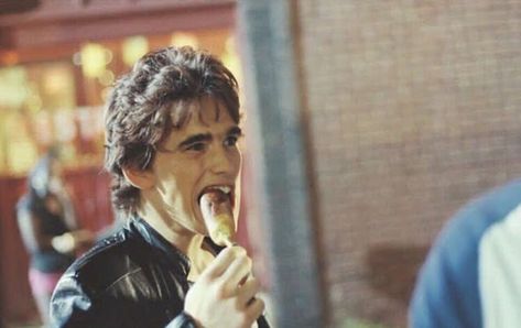 50 Rare and Amazing Behind the Scenes Photos From the Making of ‘The Outsiders’ (1983) ~ Vintage Everyday 80s People, Young Matt Dillon, The Outsiders Cast, Dallas Winston, The Outsiders 1983, Emilio Estevez, Falling Behind, 80s Men, Matt Dillon