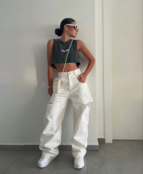 Outfit Cargo Blanc, White Cargo Jeans Outfit, White Cargo Pants Outfit, Bougie Outfits, Trend Jeans, White Cargo Pants, Outfits Con Jeans, Cargo Pants Outfit, Jeans Cargo