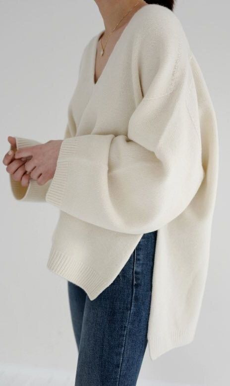 Outfit Jeans, White Sweater, 가을 패션, Fashion Mode, Looks Style, Mode Inspiration, Street Style Outfit, Sleeves Pattern, Minimal Fashion