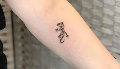 50 Coolest Gecko Tattoo Designs Mini Lizard Tattoo, Hawaiian Gecko Tattoo, Tiny Gecko Tattoo, Mini Gecko Tattoo, Day Gecko Tattoo, Small Lizard Tattoos For Women, Simple Gecko Tattoo, Small Gecko Tattoo For Women, Lizard Tatoos Design