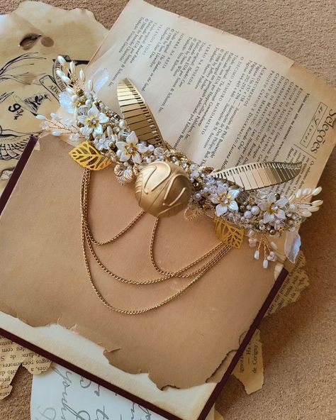 Wedding Harry Potter ✨ exclusive accessories. #potterheads⚡️ #harrypotterbride Harry Potter Bride, Harry Potter Accessories, Garter Wedding, Harry Potter Halloween, Golden Snitch, Instagram Wedding, 2024 Wedding, Halloween Wedding, Hair Accessory