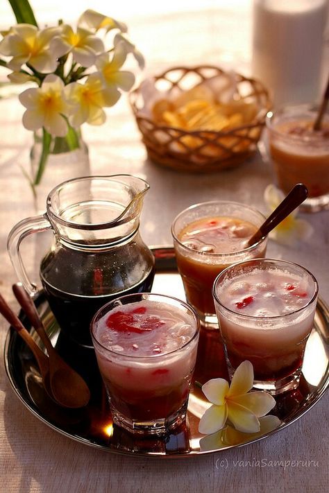 Es selendang mayang - sweet cold drinks Selendang Mayang, Indonesian Sweets, Indonesia Traditional, Indonesian Desserts, Grass Jelly, Indonesian Cuisine, Thai Dessert, Food And Travel, January 2024