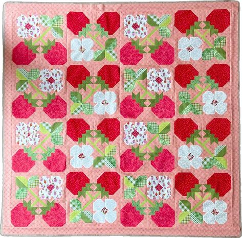 Cute Quilt Patterns, Wildflower Quilt, Fruit Quilt, Flower Quilt Pattern, Strawberry Quilt, Strawberry Tops, Flower Quilt Patterns, Quilting Designs Patterns, Cute Sewing Projects