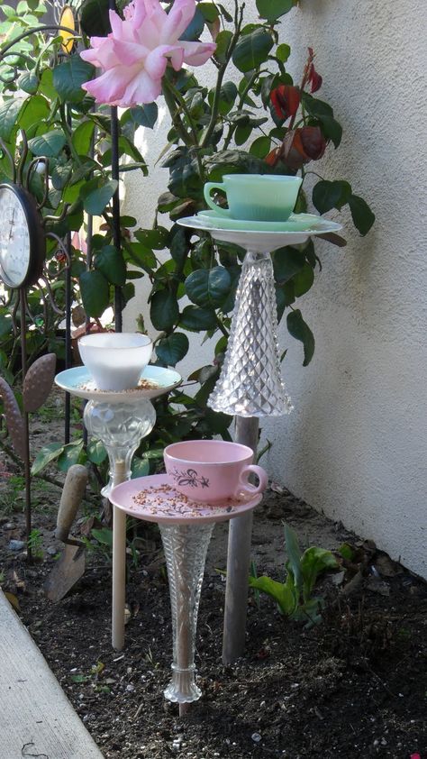 Kaleidoscope of Colors: DIY 10 Minute Teacup Bird Feeder Tea Cup Bird Feeder, Deco Champetre, Garden Totems, Outdoor Crafts, Glass Garden Art, Diy Birds, Have Inspiration, Crystal Glassware, Deco Floral