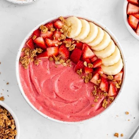 🍓🍌 Start your day with a burst of freshness with our Strawberries & Banana Oats Smoothie Bowl! Packed with nutrient-rich ingredients, this vibrant bowl is a delicious way to fuel your morning. 💪 👉 Ingredients (for one serving): •Fresh strawberries 🍓 •Ripe banana 🍌 •Nutrient-packed oats 🌾 •Creamy Greek yogurt 🥄 •Drizzle of honey 🍯 •Toppings of your choice: sliced almonds, chia •seeds, shredded coconut 🥥 🌞 Dive into a bowl of goodness and kickstart your day on a healthy note! Blend, pour, and... Banana Nutrients, Banana Oats Smoothie, Banana Smoothie Bowl Recipe, Raspberry Smoothie Bowl, Banana Oat Smoothie, Oats Smoothie, Banana Frozen, Healthy Breakfast Idea, Strawberry Breakfast