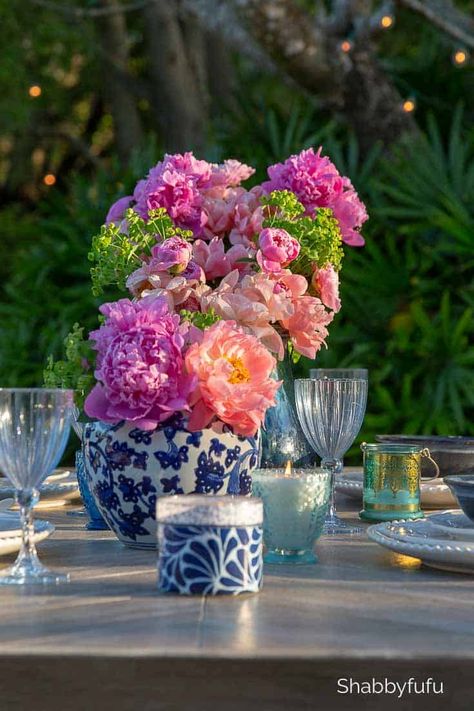 Easy Outdoor Summer Table Setting - Ideas & Tips Table Setting Outdoor, Summer Party Table, Outdoor Table Centerpieces, Tablescapes Summer, Outdoor Table Decor, Setting Table, Summer Table Settings, Kids Picnic Table, Summer Tablescapes