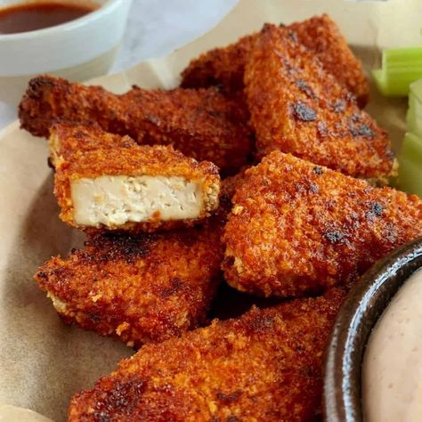 Flavorful Tofu Recipes, Stuffed Tofu Recipe, Tofu Appetizers, Tofu Wings, Sriracha Tofu, Maple Sriracha, Crispy Baked Tofu, Tofu Marinade, Tempeh Recipes