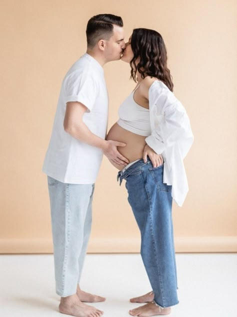 Jeans And White Maternity Shoot, Denim Maternity Shoot Couple, Button Up Shirt Maternity Shoot, White T Shirt Maternity Shoot, Maternity Shoot Jeans Outfit, Jean Maternity Shoot, Natural Maternity Photography, Couple Maternity Poses, Studio Maternity Shoot