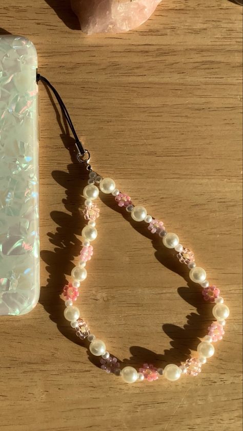 Pearl and pink beaded flower phone strap Phone Charms Seed Beads, Seed Bead Phone Charm Ideas, Seed Bead Phone Charm, Girly Y2k, Girly Bracelets, Phone Straps, Phone Plug, Pearl Pink, Phone Charms