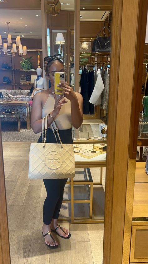 Tory Burch Fleming Tote Bag, Tory Burch Roxanna Jelly Slide #toryburchbags #toryburchshoes Tory Burch Bag Aesthetic, Tory Burch Slides Outfit, Tory Burch Ballet Flats Outfit, Tory Burch Bag Outfit, Tory Burch Sandals Outfit, Tory Burch Slides, Tory Burch Tote Bag, Tory Burch Outfits, Wedges Outfit