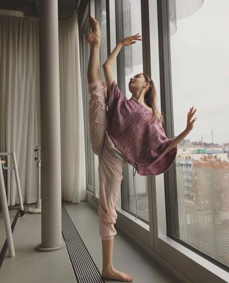 Flexibility Aesthetic, Ballet Lifestyle, Dance Aesthetics, Crown Of Life, Dance Motivation, Pink Ballet Shoes, Ballet Technique, Poses Yoga, Ballet Beauty