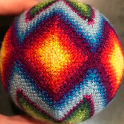 Singlade Balls Singlade Balls, New Years Ball, Yarn Balls, Christmas Hearts, Five Pointed Star, Scandinavian Art, Yarn Ball, Triangle Pattern, Zig Zag Pattern