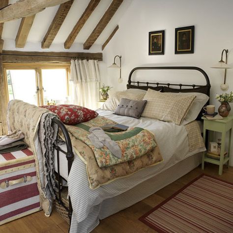 country बेडरूम डिजाइन, Cozy Cottage Bedroom, Country Bedroom Design, Cottage Bedrooms, Country Style Bedroom, Attic Bedroom Designs, Neutral Bedrooms, Princess Bedroom, Decor Ikea